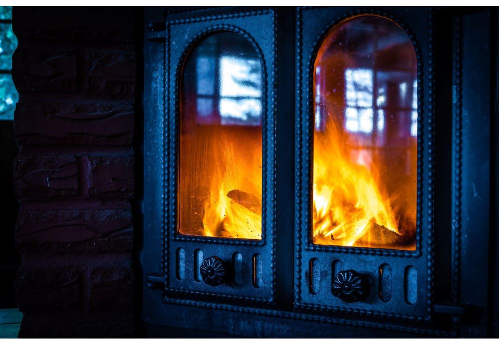Πώς να καθαρίσετε σωστά τη γυάλινη πόρτα του τζακιού;